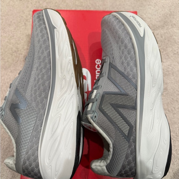 NIB New Balance Fresh Foam X 1080 v14 in Gray and White - Picture 5 of 8